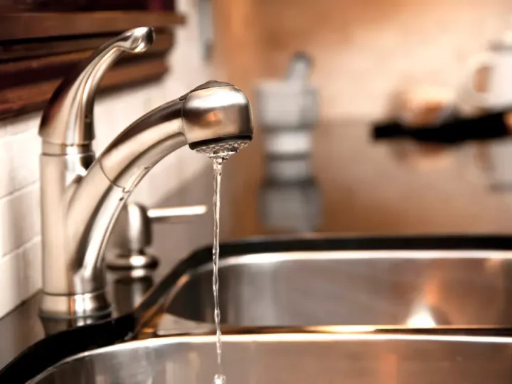 Guide Pratique pour réduire le gaspillage d’eau en cuisine